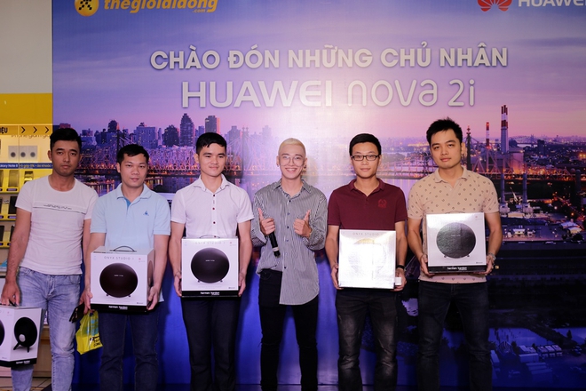 Sau&nbsp;10&nbsp;ng&agrave;y, Huawei nova 2i đ&atilde; được giao tới tay những chủ nh&acirc;n đầu ti&ecirc;n - Ảnh 6.