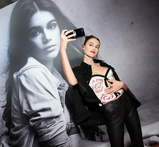 Gigi v&agrave; Kendall h&atilde;y coi chừng, một khi đ&atilde; l&ecirc;n đồ th&igrave; nhan sắc Kaia Gerber c&oacute; thể chặt ch&eacute;m bất cứ ch&acirc;n d&agrave;i n&agrave;o - Ảnh 5.