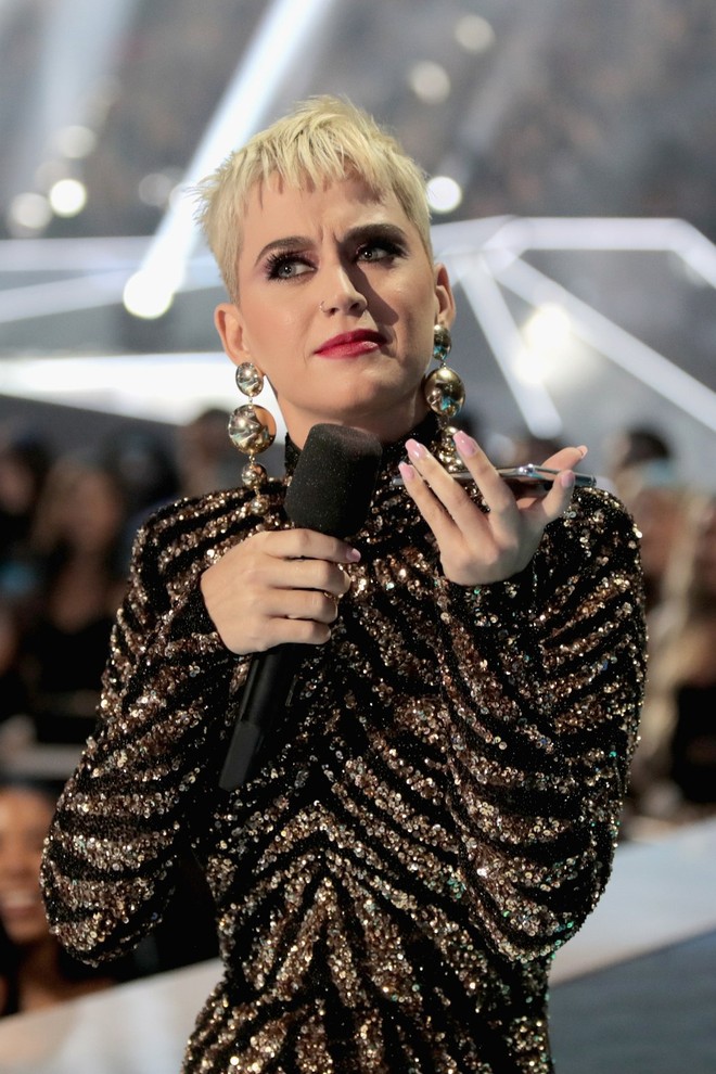 Katy Perry phẫn nộ khi Taylor Swift cố tình át vía mình ngay trong lễ trao giải VMAs - Ảnh 1.