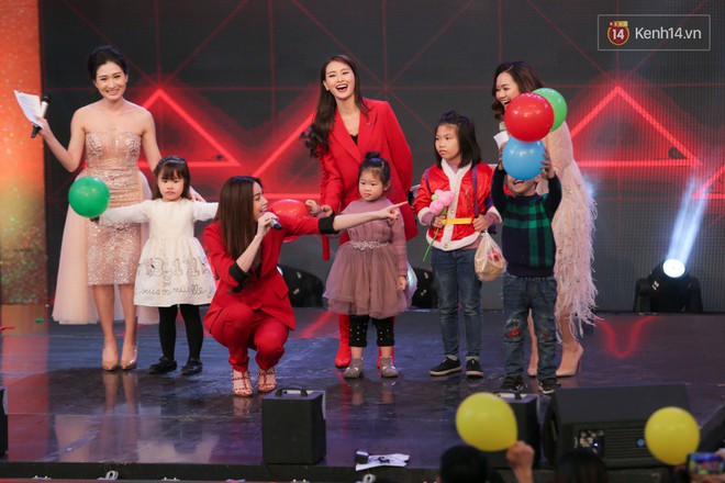 Công khai đi diễn cùng Kim Lý, Hồ Ngọc Hà lúng túng khi bị fan yêu cầu đưa tình mới lên sân khấu - Ảnh 11.