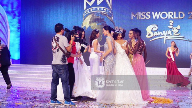 Clip phỏng vấn nóng Mỹ Linh sau khi giành giải Hoa hậu Nhân ái tại Miss World 2017 - Ảnh 4.