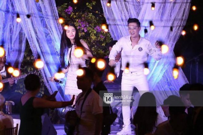 Vợ chồng Khởi My - Kelvin Kh&aacute;nh h&aacute;t 60 năm cuộc đời, nhắng nh&iacute;t tung hoa trong tiệc cưới - Ảnh 27.