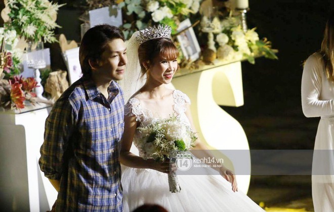 Vợ chồng Khởi My - Kelvin Kh&aacute;nh h&aacute;t 60 năm cuộc đời, nhắng nh&iacute;t tung hoa trong tiệc cưới - Ảnh 19.