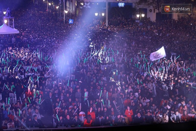 Đêm nhạc đón chào khoảnh khắc đầu năm 2018: Noo Phước Thịnh đốt cháy sân khấu, quẩy tưng bừng cùng fan Hà thành - Ảnh 15.