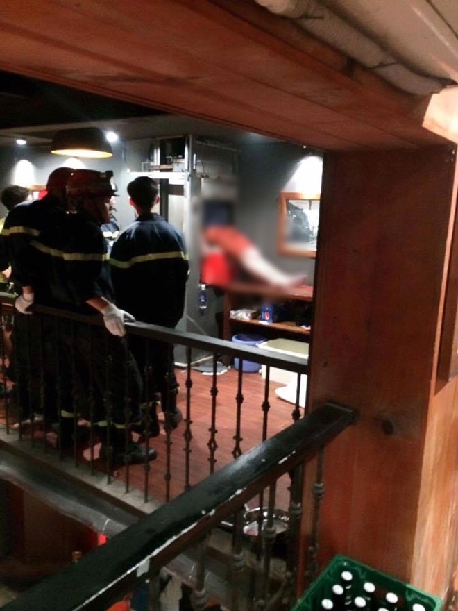 Hà Nội: Kẹt đầu trong thang máy vận chuyển thức ăn, nam thanh niên 19 tuổi tử vong - Ảnh 1.