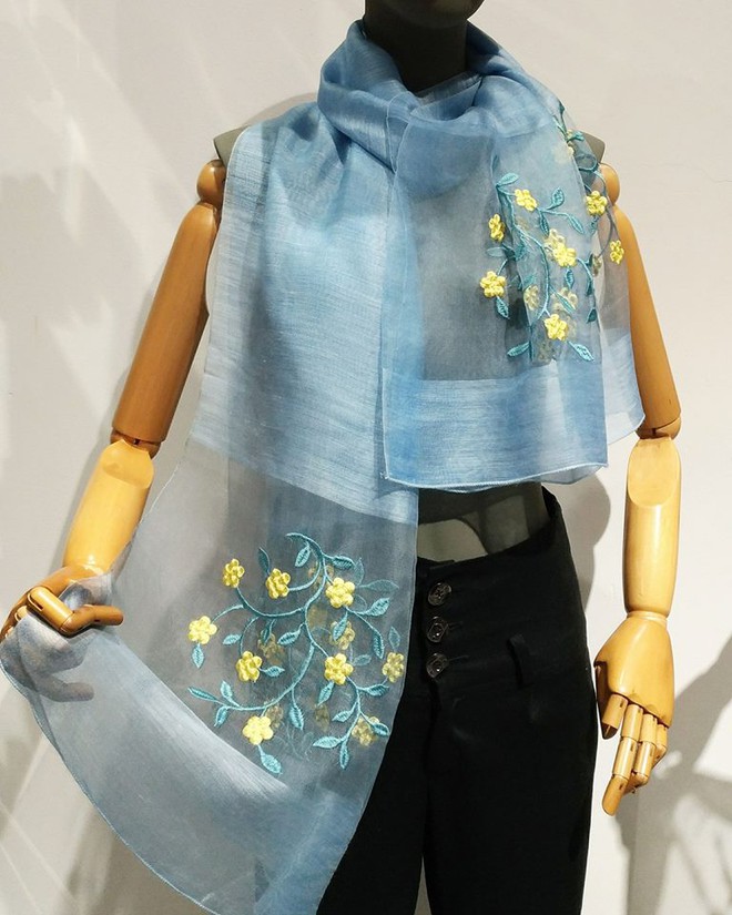 Khăn lụa Khải Silk b&aacute;n h&agrave;ng triệu đồng, mẫu tương tự b&ecirc;n Trung Quốc chỉ bằng 1/10 mức gi&aacute; - Ảnh 2.
