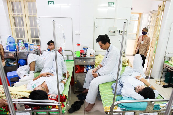 Hà Nội: Bệnh nhân sốt xuất huyết nằm la liệt ở bệnh viện Bạch Mai - Ảnh 3.