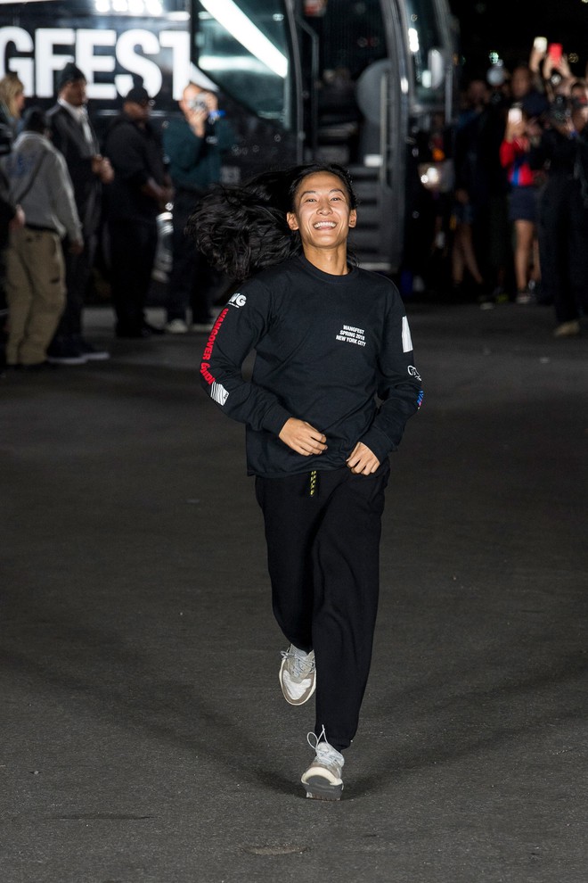 Có một nàng nấm lùn lọt thỏm giữa show Alexander Wang, nhìn kỹ mới biết là tình cũ của G-Dragon - Ảnh 8.