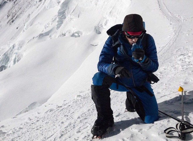 Chàng trai người Tây Ban Nha phá kỉ lục chinh phục đỉnh Everest - Ảnh 1.