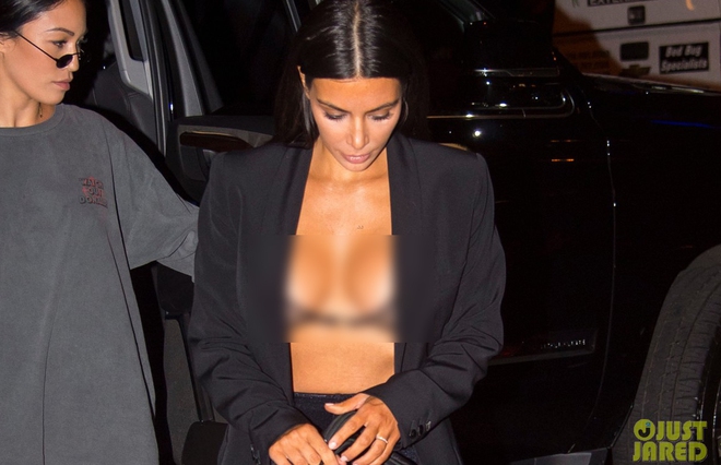 Từng bước đi là từng lần người xem nguyện cầu cho chiếc bra của Kim Kardashian đừng đứt! - Ảnh 2.