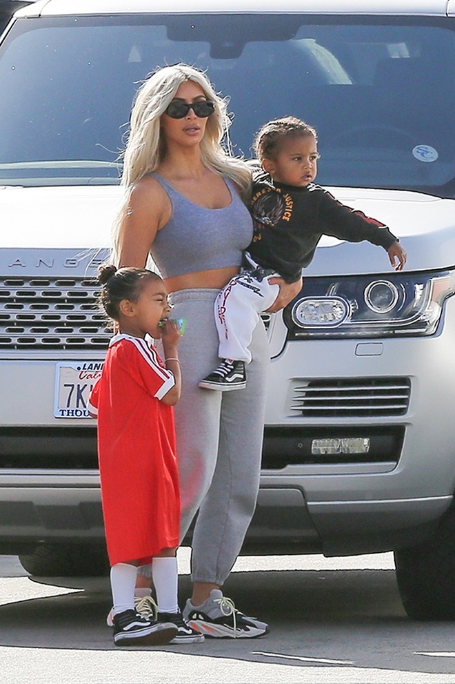 Kylie Jenner phải chăng l&agrave; người đẻ hộ cho Kim v&agrave; tất cả chỉ l&agrave; chi&ecirc;u tr&ograve; PR của gia đ&igrave;nh n&agrave;y? - Ảnh 4.