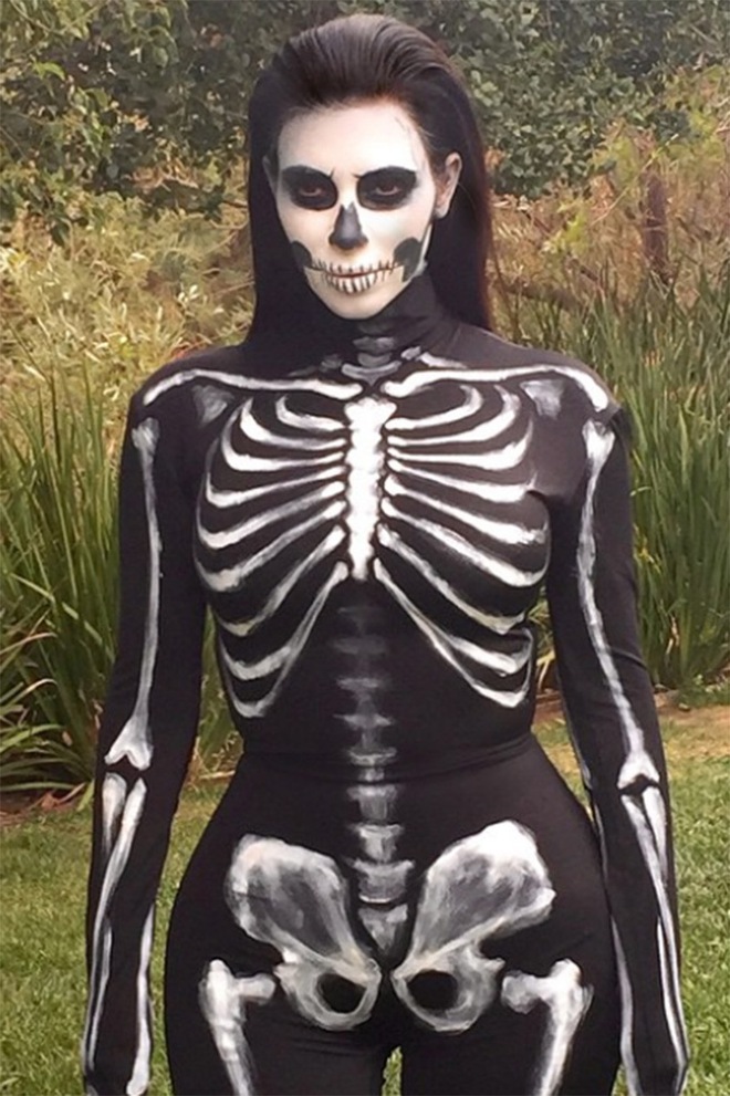 Mỗi m&ugrave;a Halloween, chị em Kim v&agrave; Kylie lại đốt mắt người nh&igrave;n với body đẫy đ&agrave; n&oacute;ng bỏng - Ảnh 15.