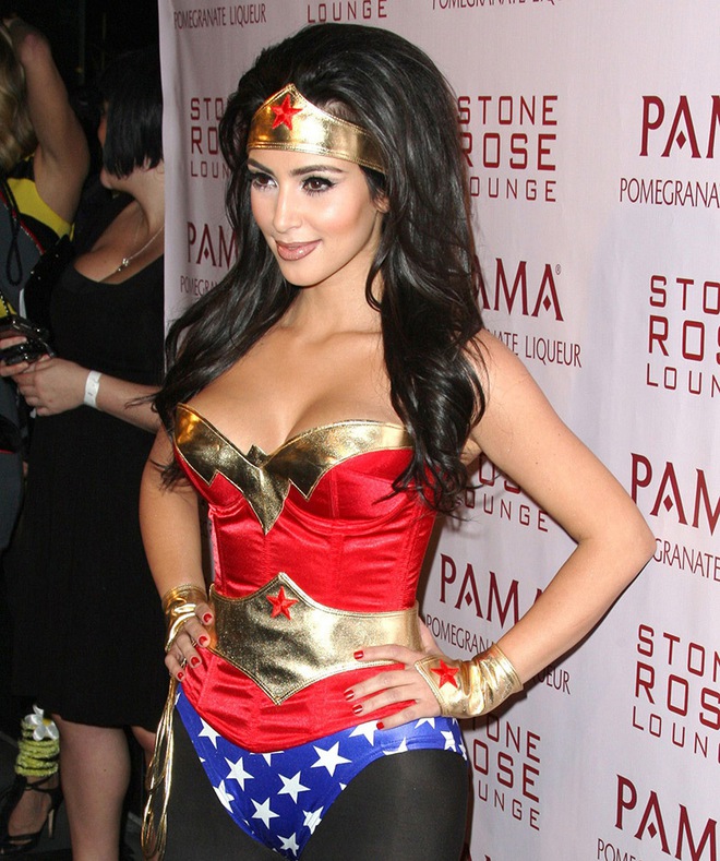 Mỗi m&ugrave;a Halloween, chị em Kim v&agrave; Kylie lại đốt mắt người nh&igrave;n với body đẫy đ&agrave; n&oacute;ng bỏng - Ảnh 9.