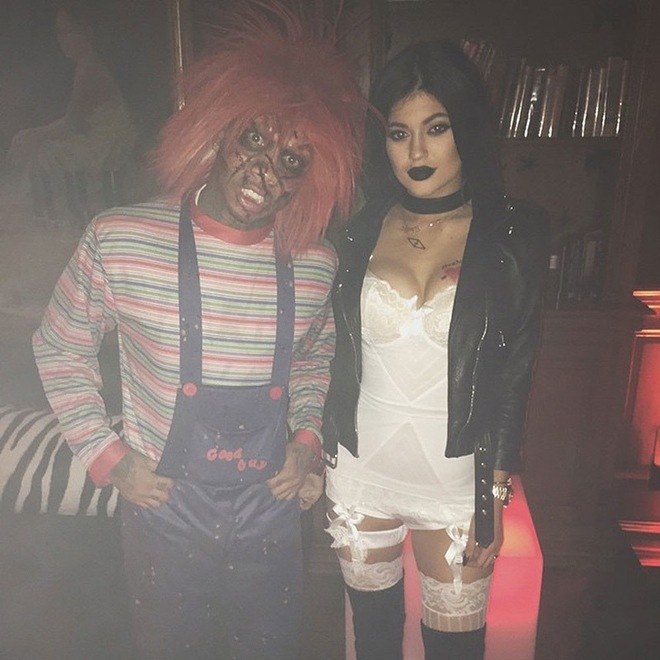 Mỗi mùa Halloween, chị em Kim và Kylie lại đốt mắt người nhìn với body đẫy đà nóng bỏng - Ảnh 16.