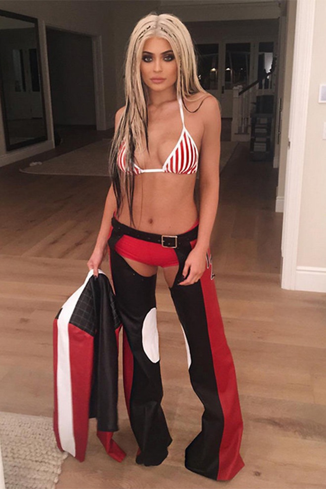 Mỗi m&#249;a Halloween, chị em Kim v&#224; Kylie lại &quot;đốt mắt&quot; người nh&#236;n với body đẫy đ&#224; n&#243;ng bỏng - Ảnh 1.