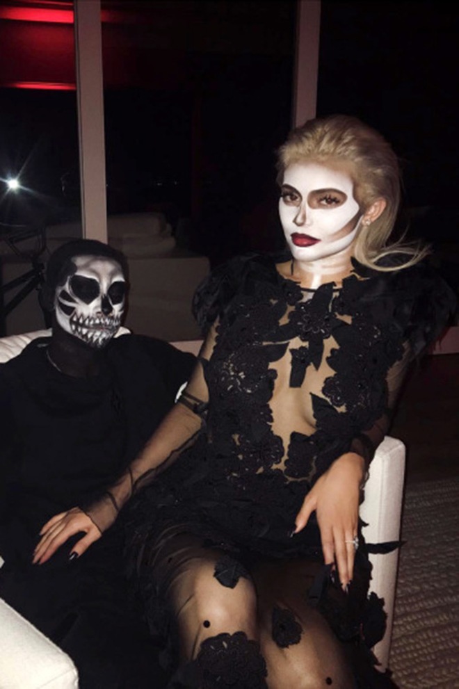 Mỗi mùa Halloween, chị em Kim và Kylie lại đốt mắt người nhìn với body đẫy đà nóng bỏng - Ảnh 11.