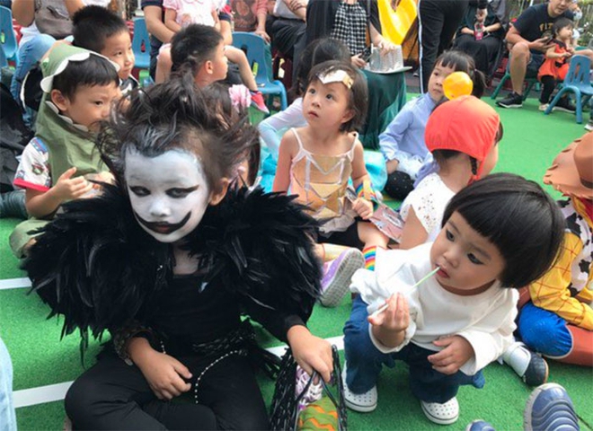 Gặp gỡ c&ocirc; b&eacute; h&oacute;a trang đ&aacute;ng y&ecirc;u nhất m&ugrave;a Halloween - Ảnh 13.