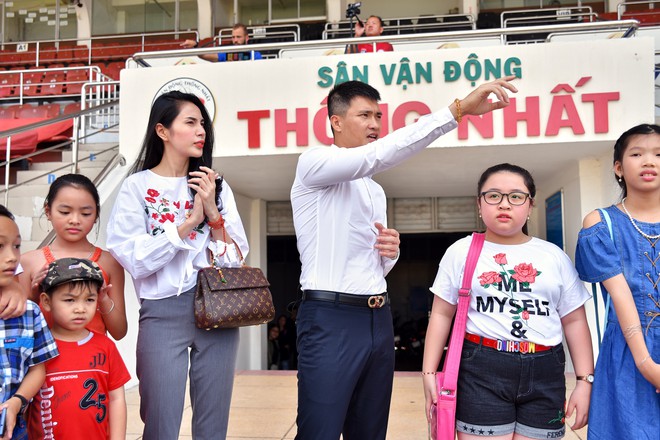 Đ&acirc;y l&agrave; c&aacute;ch C&ocirc;ng Vinh ủng hộ khi b&agrave; x&atilde; Thủy Ti&ecirc;n l&agrave;m HLV show thực tế - Ảnh 5.