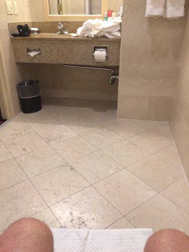 15 cảnh ngang tr&aacute;i chỉ c&oacute; thể t&igrave;m thấy trong toilet - Ảnh 11.