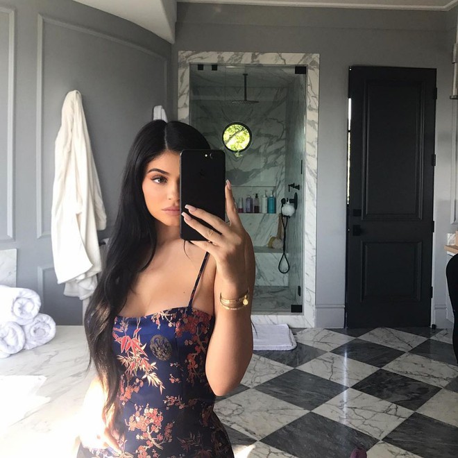 44 bức ảnh siêu đẹp và gợi cảm của nữ hoàng selfie Kylie Jenner trong năm 2017 - Ảnh 32.