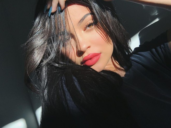 44 bức ảnh siêu đẹp và gợi cảm của nữ hoàng selfie Kylie Jenner trong năm 2017 - Ảnh 39.