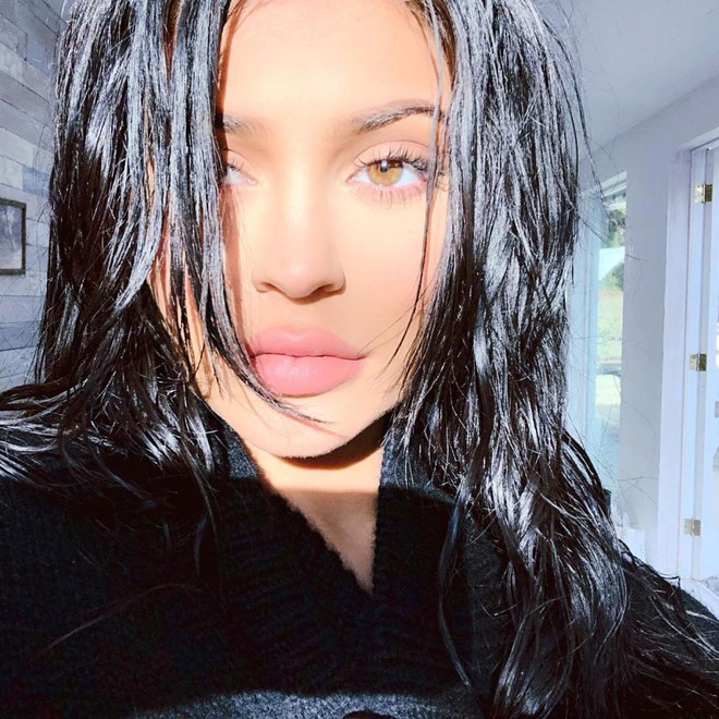 44 bức ảnh siêu đẹp và gợi cảm của nữ hoàng selfie Kylie Jenner trong năm 2017 - Ảnh 43.