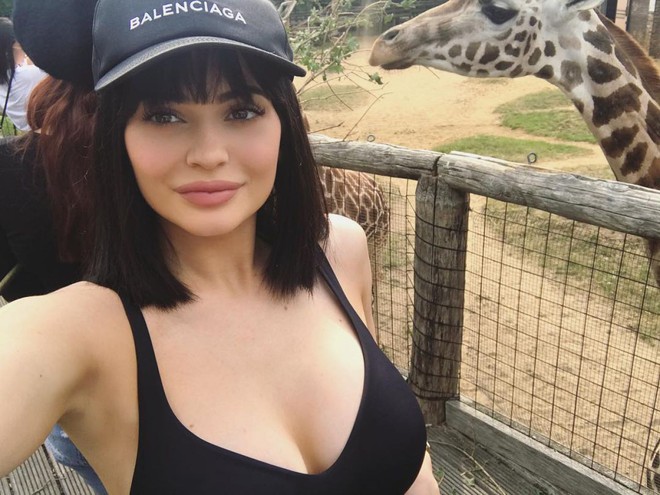 44 bức ảnh siêu đẹp và gợi cảm của nữ hoàng selfie Kylie Jenner trong năm 2017 - Ảnh 30.