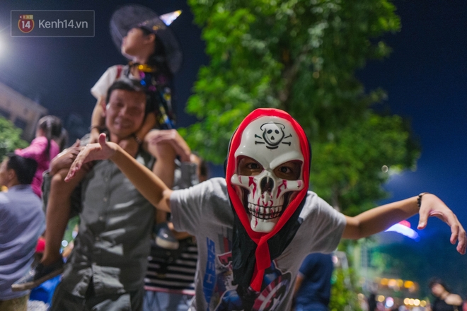 Halloween gần lắm rồi, phố đi bộ H&agrave; Nội đ&atilde; ngập tr&agrave;n c&aacute;c bạn trẻ rủ nhau ho&aacute; trang! - Ảnh 4.