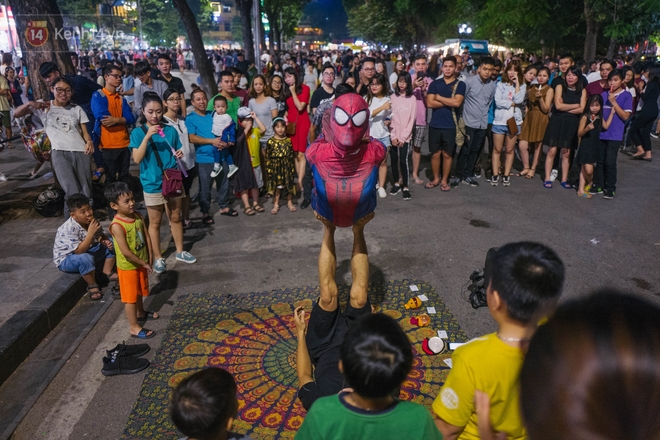 Halloween gần lắm rồi, phố đi bộ H&agrave; Nội đ&atilde; ngập tr&agrave;n c&aacute;c bạn trẻ rủ nhau ho&aacute; trang! - Ảnh 7.
