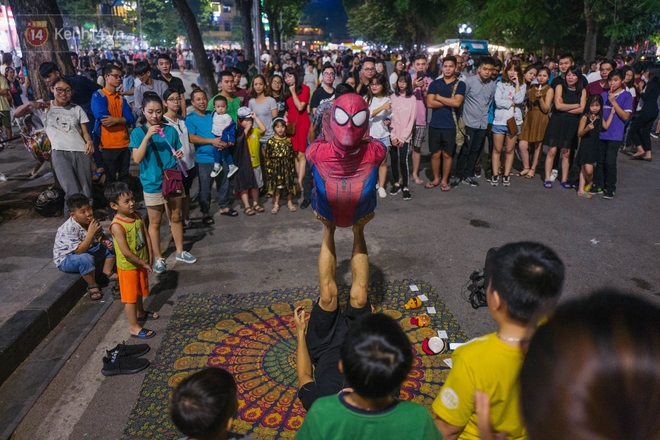 Halloween gần lắm rồi, phố đi bộ Hà Nội đã ngập tràn các bạn trẻ rủ nhau hoá trang! - Ảnh 7.