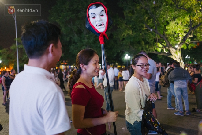 Halloween gần lắm rồi, phố đi bộ H&agrave; Nội đ&atilde; ngập tr&agrave;n c&aacute;c bạn trẻ rủ nhau ho&aacute; trang! - Ảnh 8.