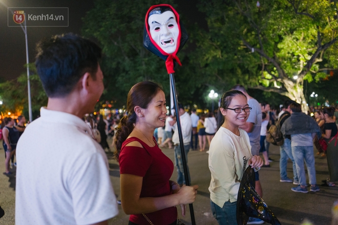 Halloween gần lắm rồi, phố đi bộ Hà Nội đã ngập tràn các bạn trẻ rủ nhau hoá trang! - Ảnh 8.