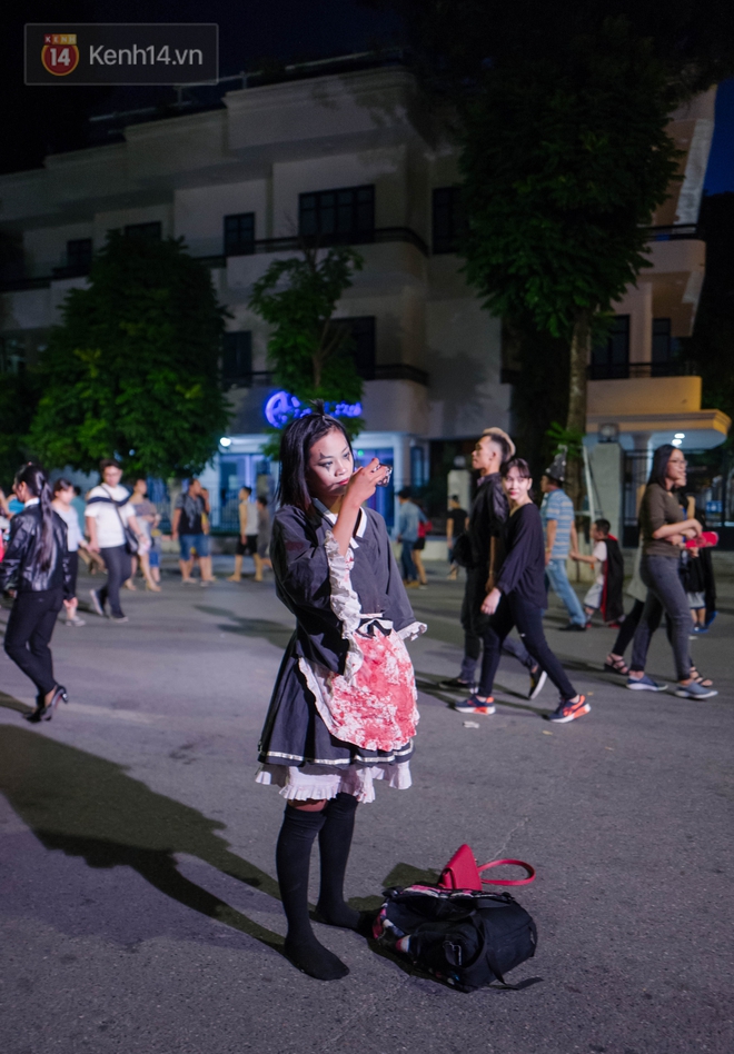 Halloween gần lắm rồi, phố đi bộ Hà Nội đã ngập tràn các bạn trẻ rủ nhau hoá trang! - Ảnh 9.