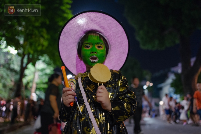 Halloween gần lắm rồi, phố đi bộ Hà Nội đã ngập tràn các bạn trẻ rủ nhau hoá trang! - Ảnh 5.