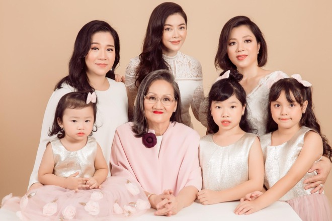 Ngày gia đình Việt Nam: Lý Nhã Kỳ hạnh phúc khoe ảnh gia đình 3 thế hệ  - Ảnh 2.