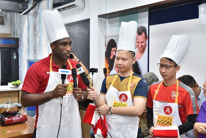 Siêu đầu bếp Võ Quốc trợ giúp, huyền thoại Arsenal chiến thắng cuộc thi tráng bánh xèo - Ảnh 8.