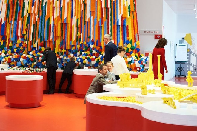 Ghé thăm căn nhà đồ chơi LEGO chóe lọe ngoài đời thực - Ảnh 13.