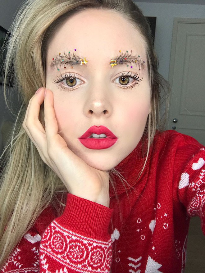 Giới trẻ ch&agrave;o đ&oacute;n Noel 2017 bằng mốt l&ocirc;ng m&agrave;y c&acirc;y th&ocirc;ng nhấp nh&aacute;y - Ảnh 1.
