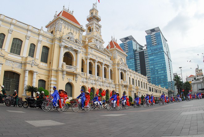 Ch&uacute; rể bật kh&oacute;c v&igrave; hạnh ph&uacute;c trong Lễ cưới tập thể của 100 đ&ocirc;i uy&ecirc;n ương ở S&agrave;i G&ograve;n - Ảnh 1.