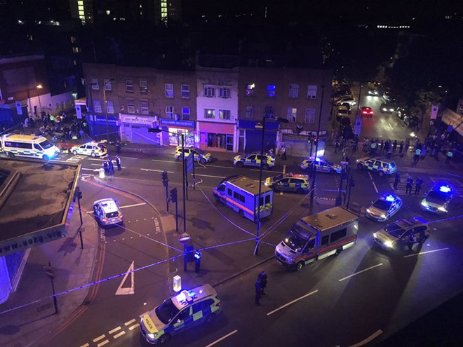 Xe tải đâm trực diện vào khách bộ hành tại London, ít nhất 10 người bị thương - Ảnh 1.