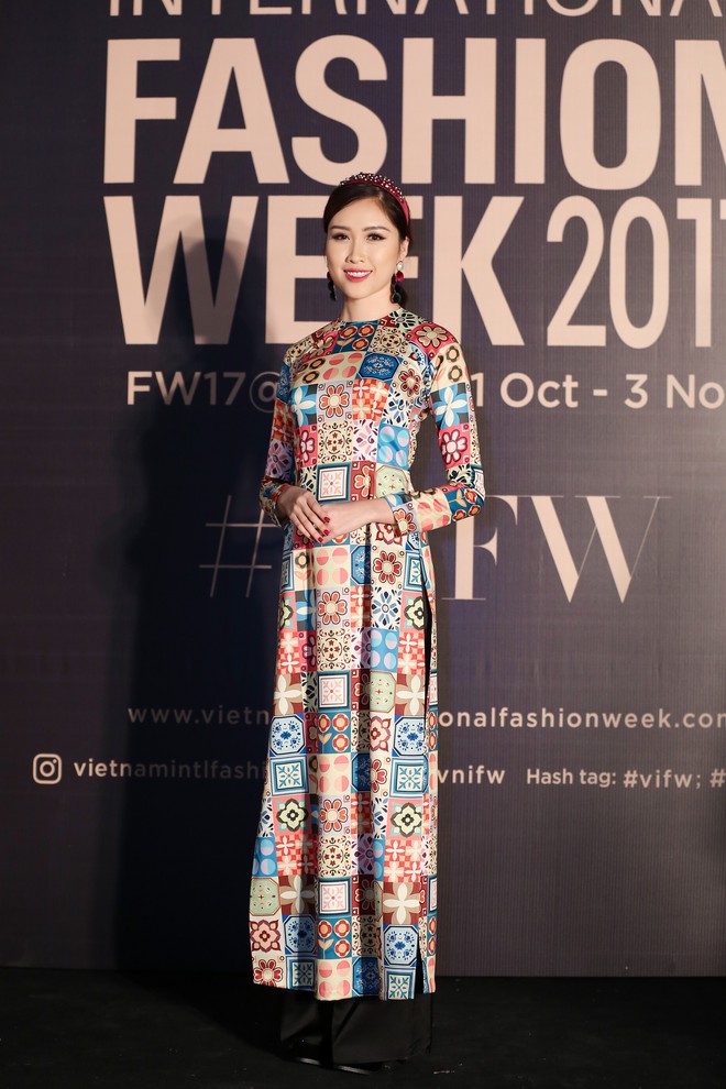 Thảm đỏ VIFW ngày 2: Giữa một dàn hot girl áo dài Quỳnh Anh Shyn, Salim... bỗng xuất hiện Linh Ka mặc váy trắng công chúa - Ảnh 9.