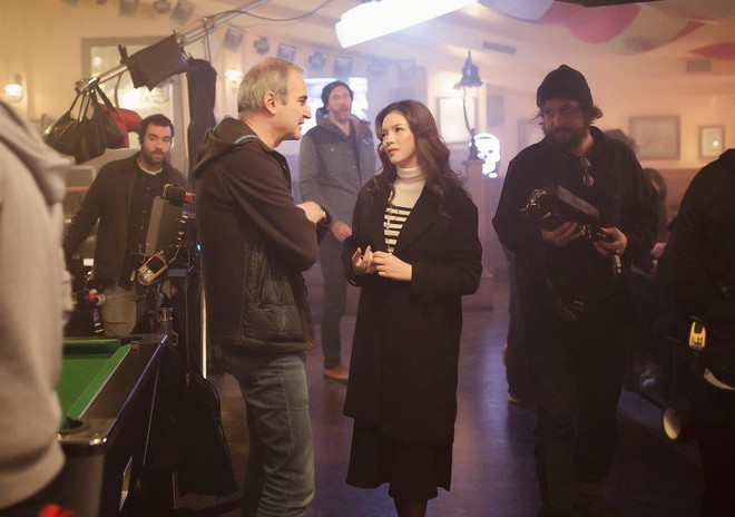 Sau c&ocirc;ng bố đồng sản xuất, L&yacute; Nh&atilde; Kỳ sang phim trường E-book ở Paris gặp gỡ đạo diễn Olivier Assayas - Ảnh 11.