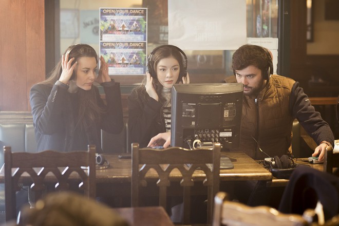 Sau c&ocirc;ng bố đồng sản xuất, L&yacute; Nh&atilde; Kỳ sang phim trường E-book ở Paris gặp gỡ đạo diễn Olivier Assayas - Ảnh 10.