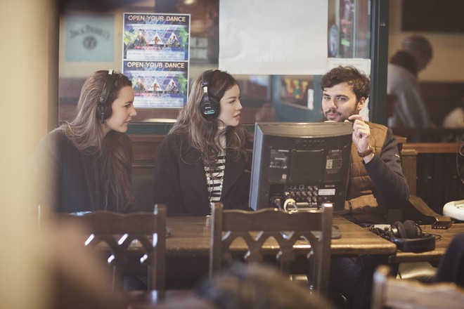 Sau công bố đồng sản xuất, Lý Nhã Kỳ sang phim trường E-book ở Paris gặp gỡ đạo diễn Olivier Assayas - Ảnh 1.