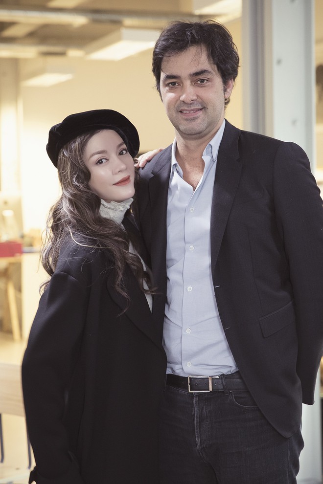 Sau c&ocirc;ng bố đồng sản xuất, L&yacute; Nh&atilde; Kỳ sang phim trường E-book ở Paris gặp gỡ đạo diễn Olivier Assayas - Ảnh 7.