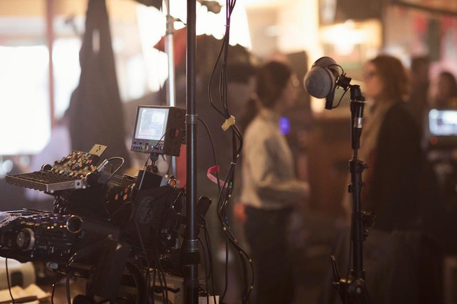 Sau c&ocirc;ng bố đồng sản xuất, L&yacute; Nh&atilde; Kỳ sang phim trường E-book ở Paris gặp gỡ đạo diễn Olivier Assayas - Ảnh 9.