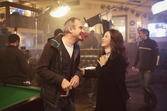 Sau c&ocirc;ng bố đồng sản xuất, L&yacute; Nh&atilde; Kỳ sang phim trường E-book ở Paris gặp gỡ đạo diễn Olivier Assayas - Ảnh 2.