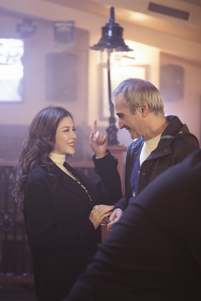 Sau c&ocirc;ng bố đồng sản xuất, L&yacute; Nh&atilde; Kỳ sang phim trường E-book ở Paris gặp gỡ đạo diễn Olivier Assayas - Ảnh 5.