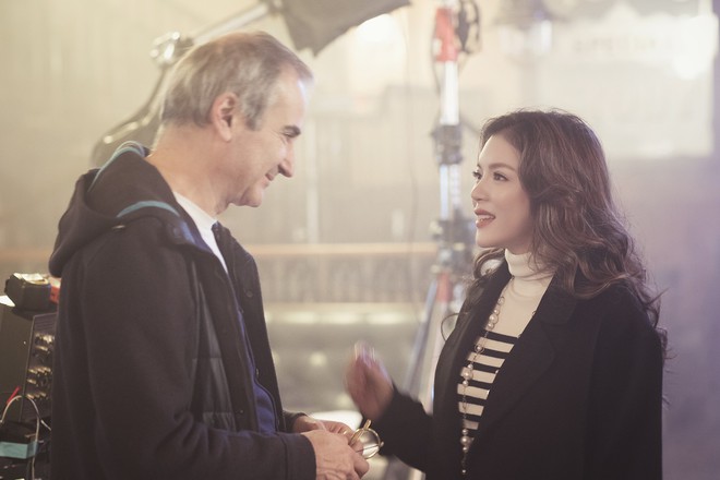 Sau c&ocirc;ng bố đồng sản xuất, L&yacute; Nh&atilde; Kỳ sang phim trường E-book ở Paris gặp gỡ đạo diễn Olivier Assayas - Ảnh 4.