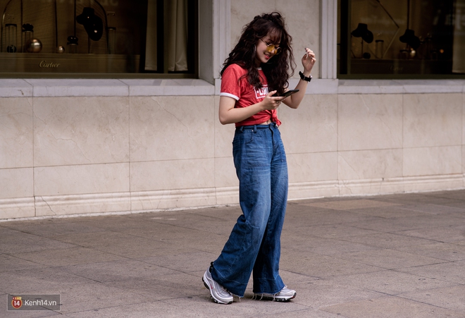 Kh&ocirc;ng c&ograve;n lậm đen trắng, street style của giới trẻ Việt tuần qua bỗng m&agrave;u m&egrave; v&agrave; ch&oacute;i lọi hơn bao giờ hết - Ảnh 2.